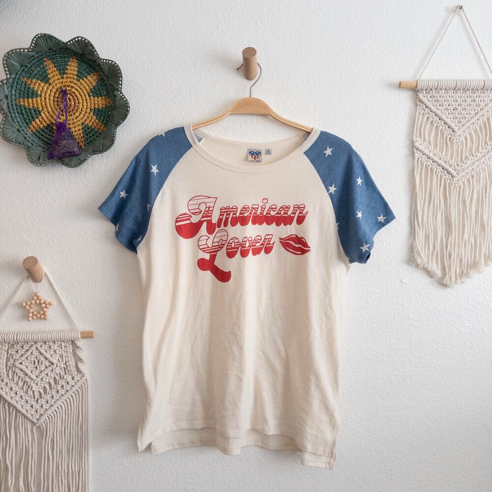 Junk Food Blue Cream and Red 'American Lover' Graphic T-Shirt Size Large